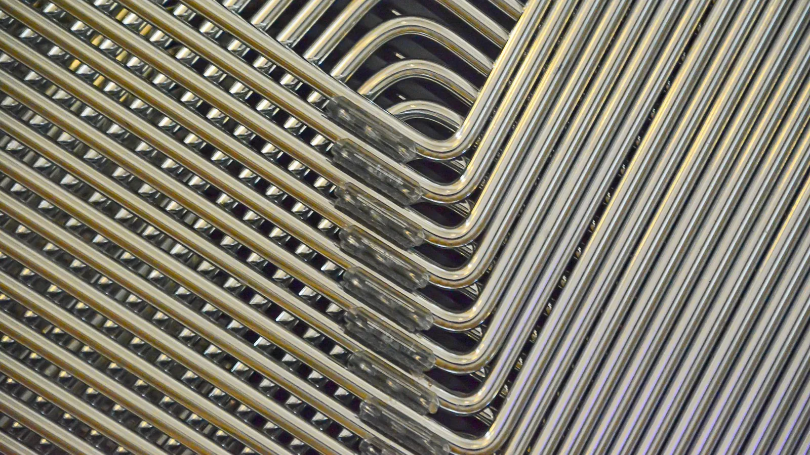 Tubes métalliques cintrés empilés en grand nombre