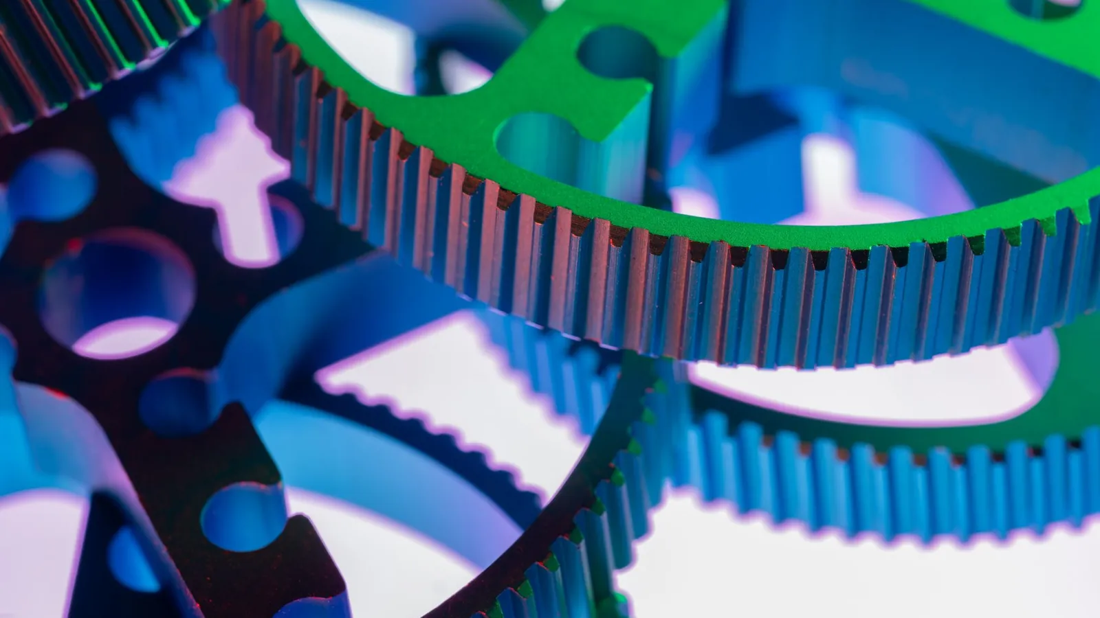 Pièces dentées en aluminium usinées et colorées en vert et en bleu