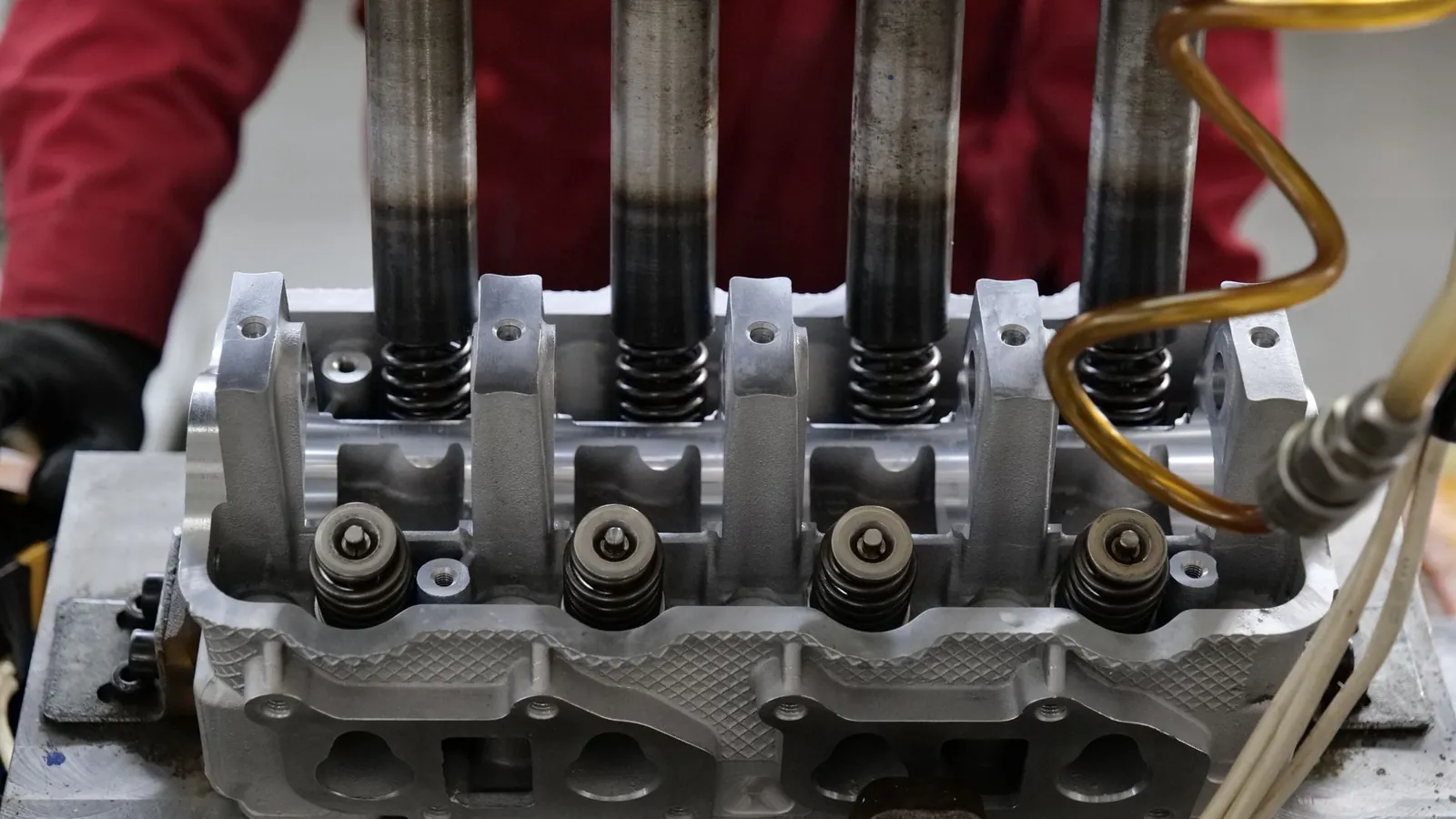 Culasse en aluminium moulée et usinée, équipée de ses soupapes et ressorts