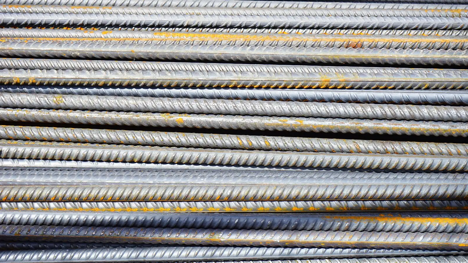 Barres d'acier crénelées empilées, légèrement oxydées en surface