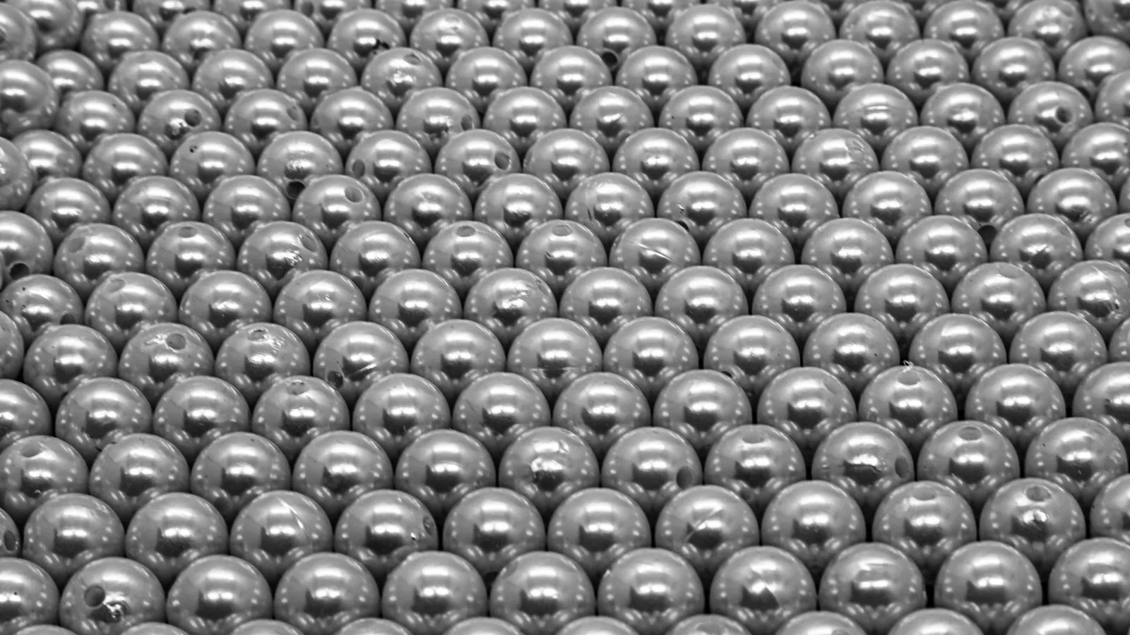 Billes d'acier calibrées alignées en gros plan