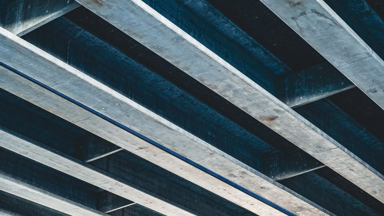 Sous-face d'un plancher porté par des poutrelles métalliques parallèles