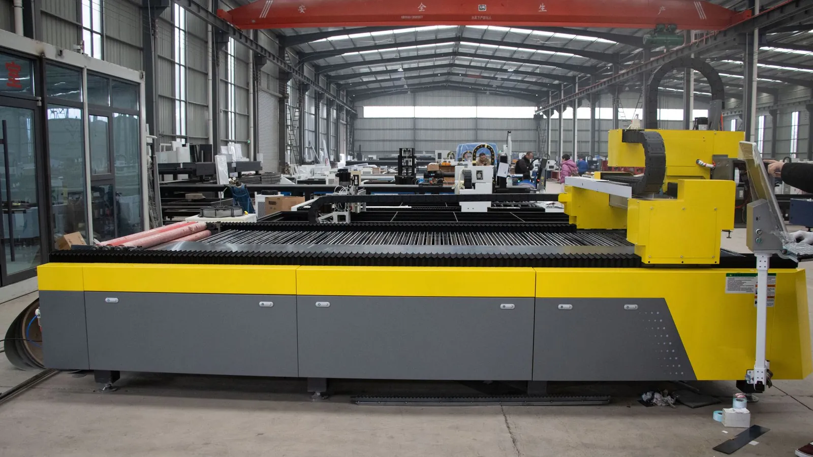 Machine de découpe laser à table plane dans un hall de production