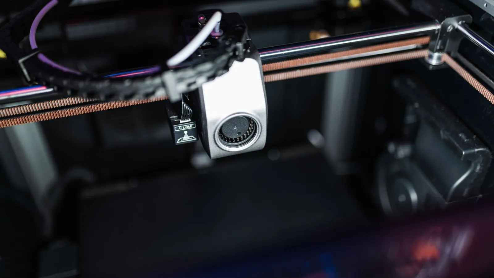 Tête d'impression d'une imprimante 3D à dépôt de fil, dans un caisson fermé