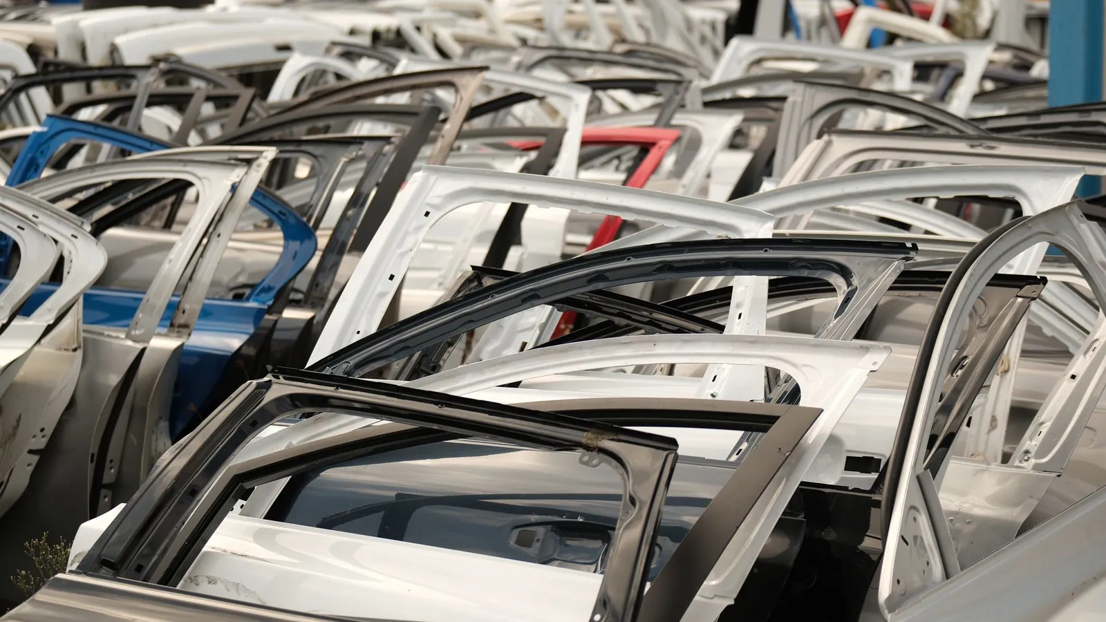 Portières de voiture embouties, nues et sans vitrage, stockées en rangs serrés