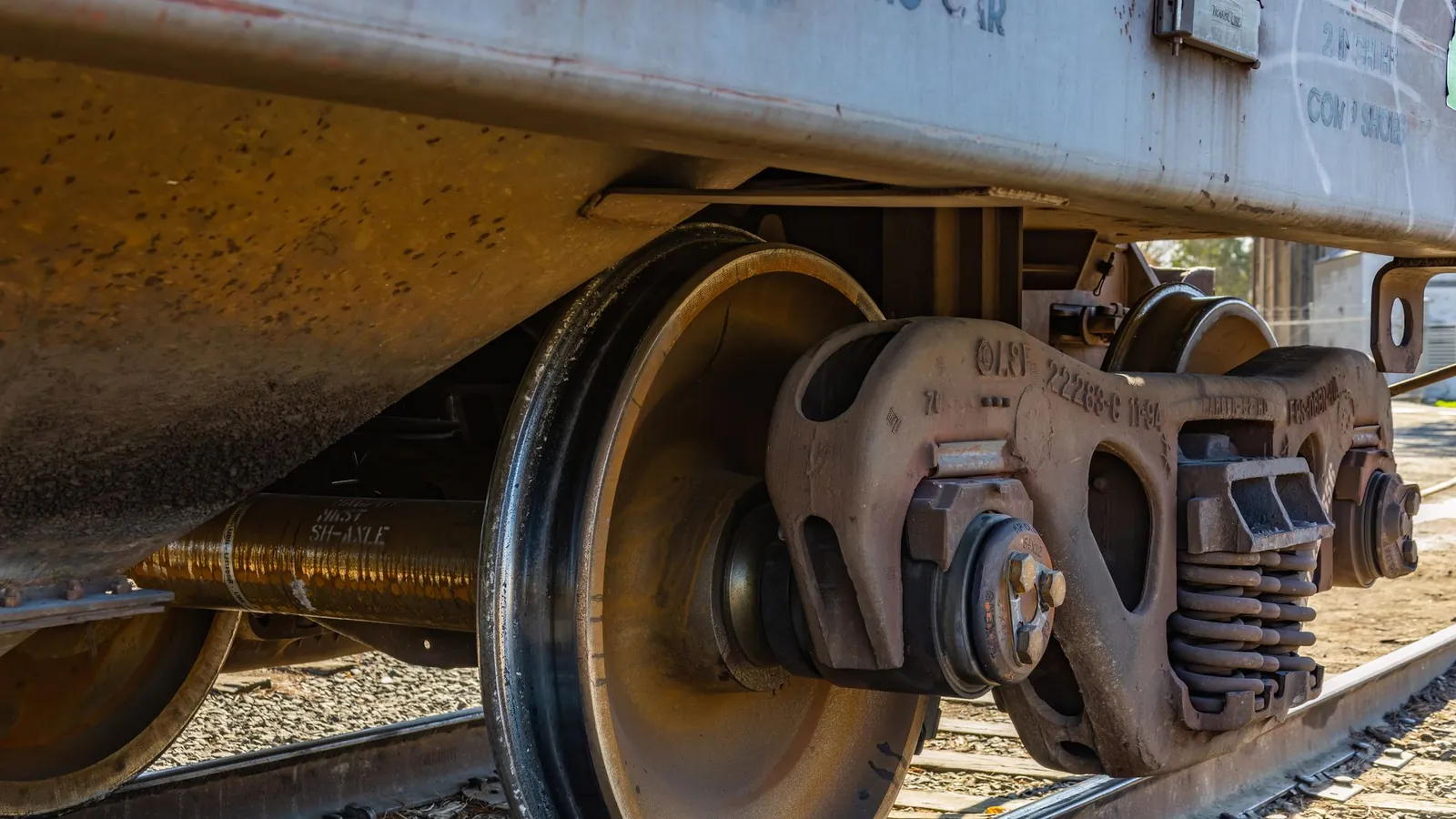 Bogie de wagon de fret : roue, essieu et longeron moulé avec sa suspension à ressorts hélicoïdaux
