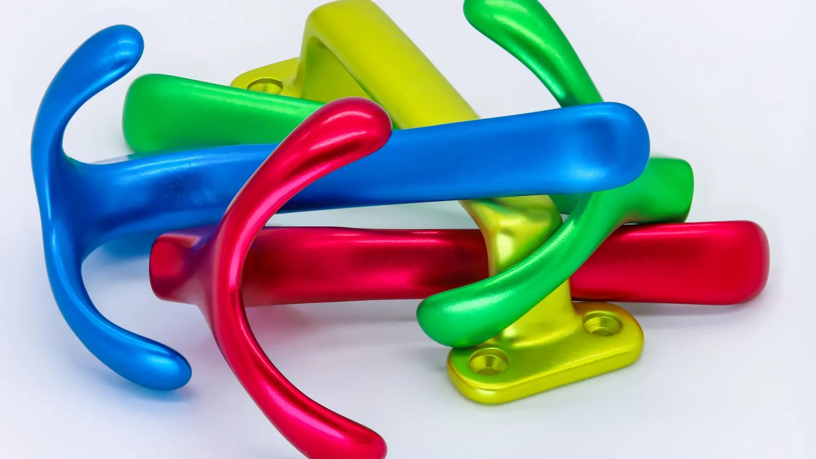 Patères métalliques aux couleurs vives, bleu, vert, rouge et jaune, à la finition brillante