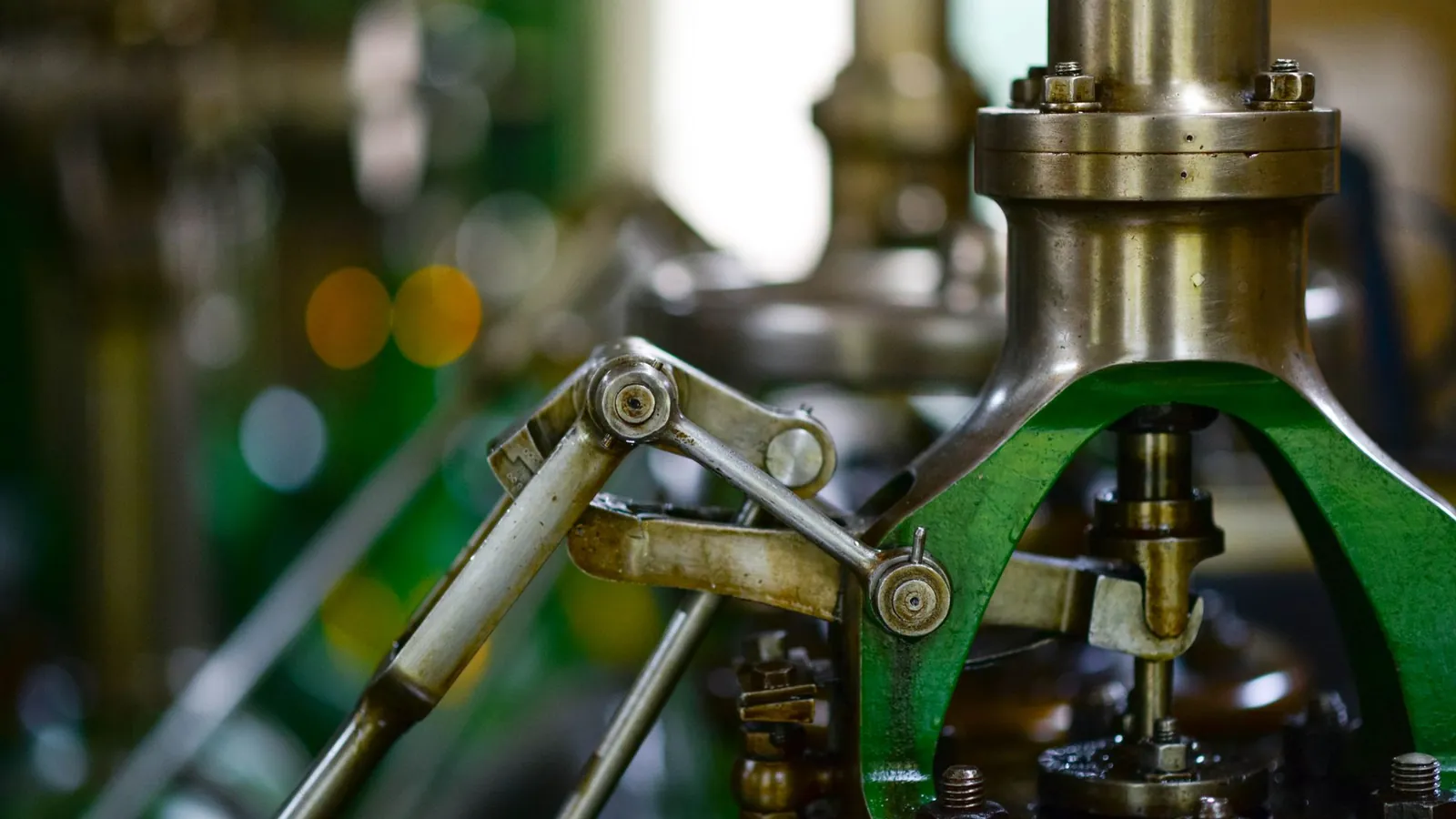 Mécanismes et pièces de machine en laiton et acier vus de près dans un atelier