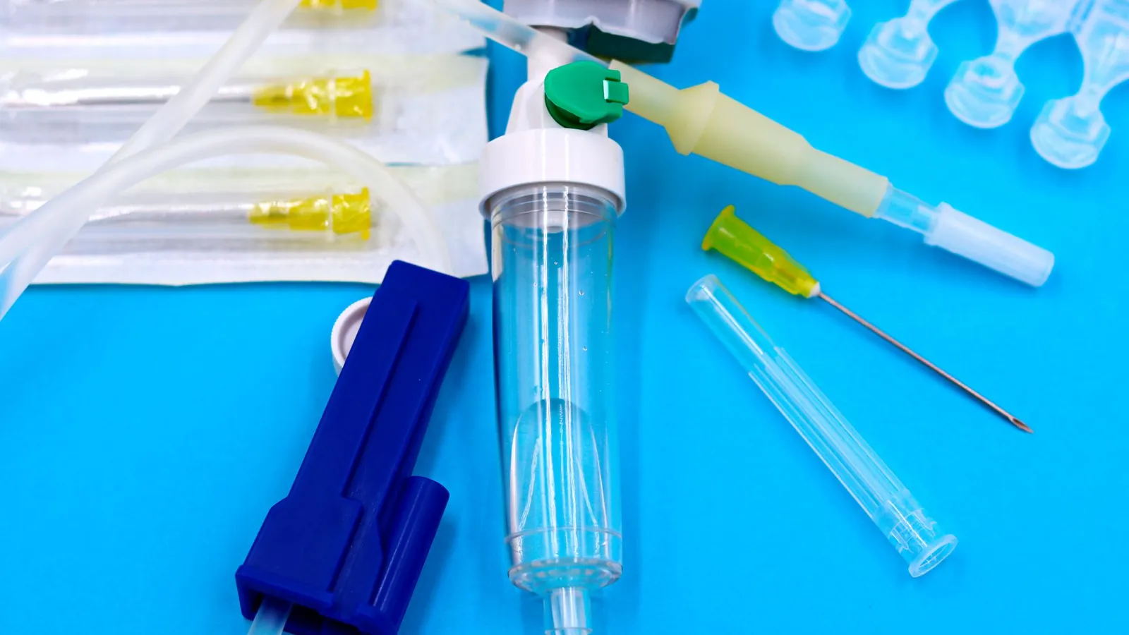 Composants médicaux en plastique injecté, chambre de perfusion, embouts, capuchons et tubulures, sur fond bleu