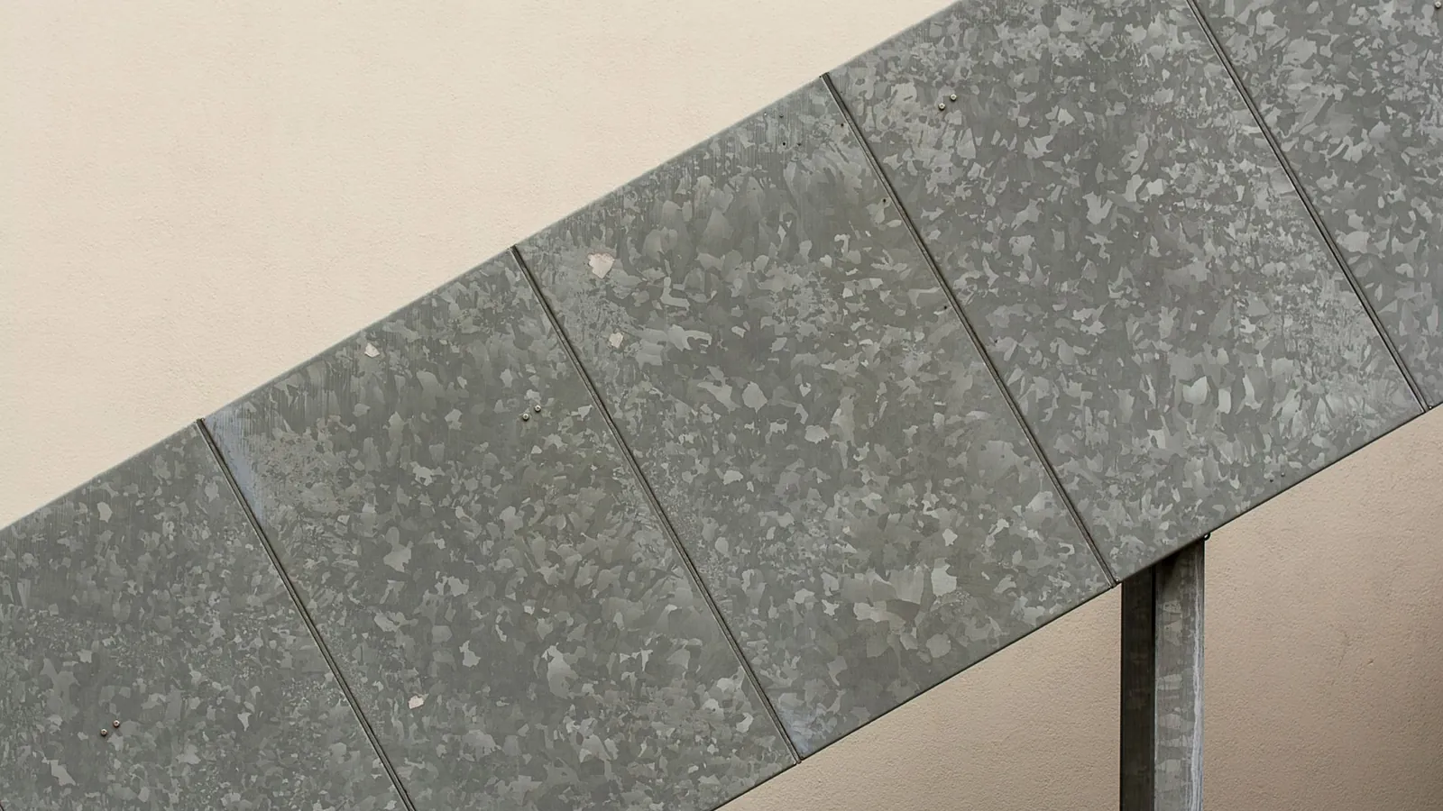 Limon d'escalier en acier galvanisé à chaud, avec le fleurage caractéristique du zinc