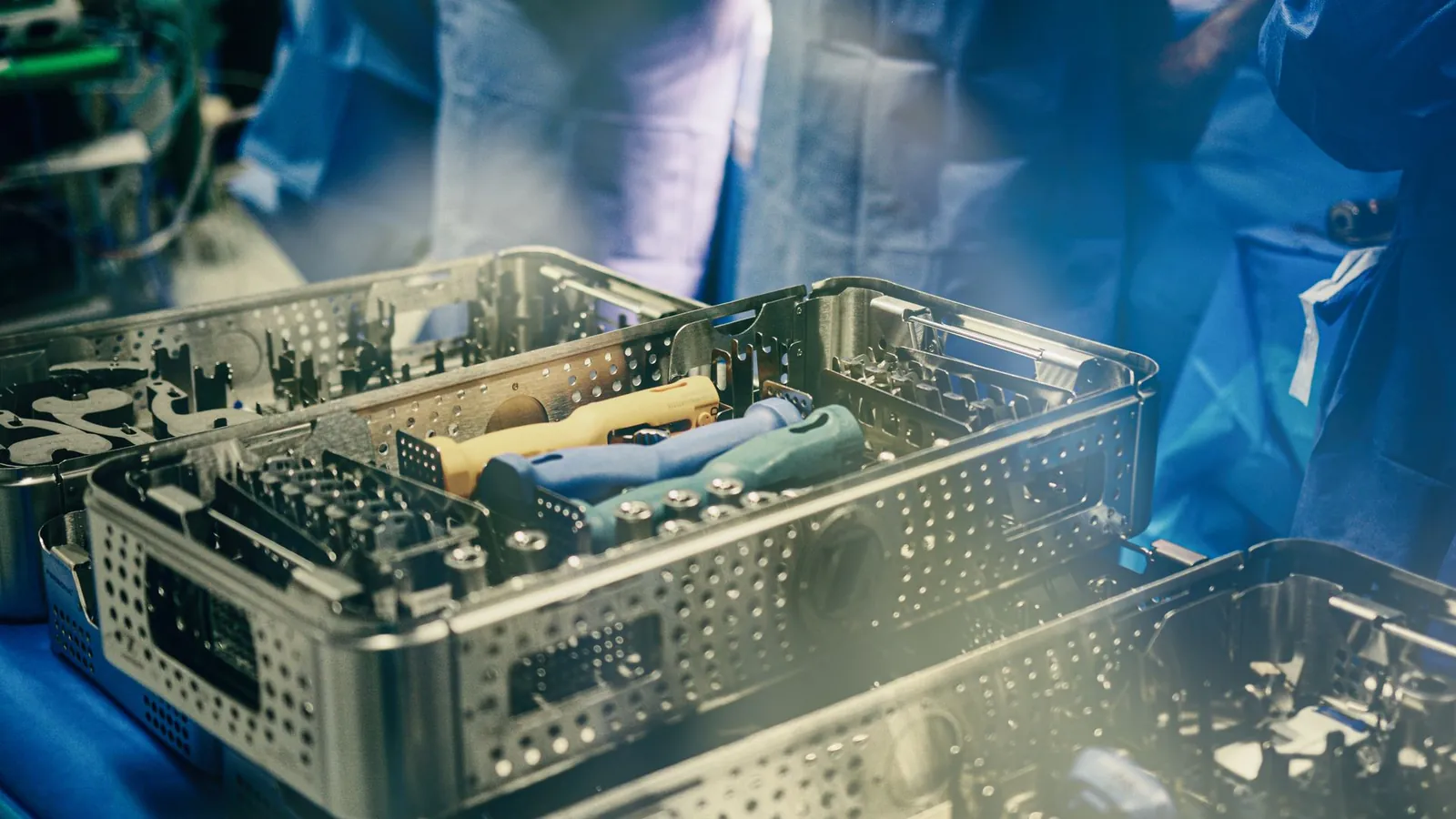 Paniers de stérilisation en inox contenant des instruments chirurgicaux, au bloc opératoire