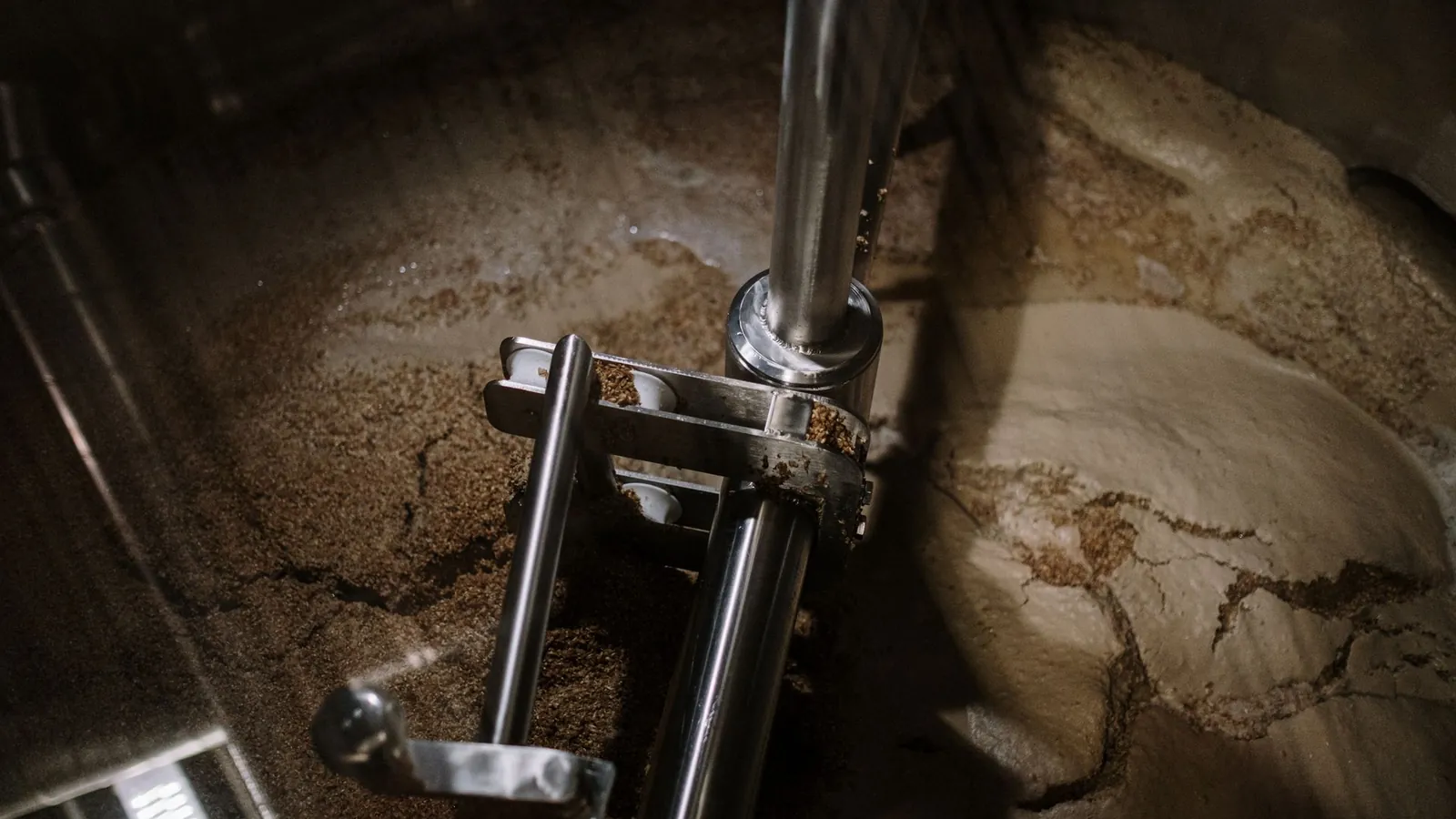 Agitateur inox plongé dans une cuve de process en cours de brassage