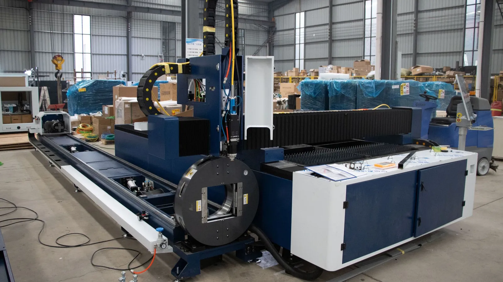 Machine de découpe laser tube avec mandrin rotatif et long banc de chargement des barres