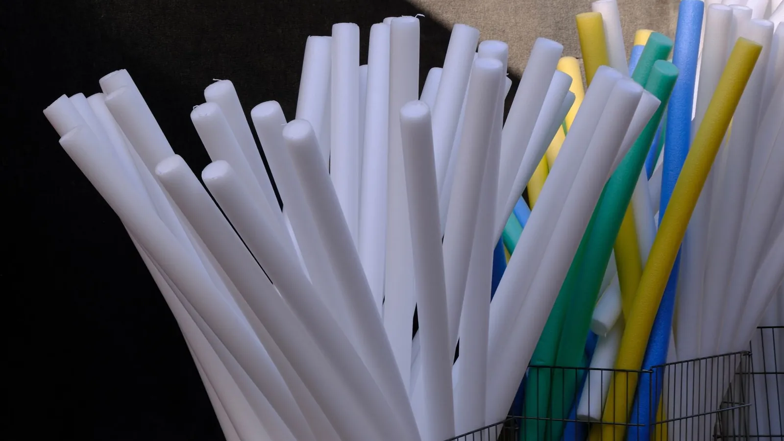 Boudins en mousse de polyéthylène extrudée, blancs et colorés, rangés dans un panier