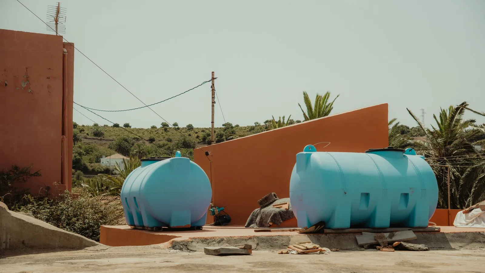 Deux cuves horizontales en polyéthylène bleu posées sur une terrasse en plein air
