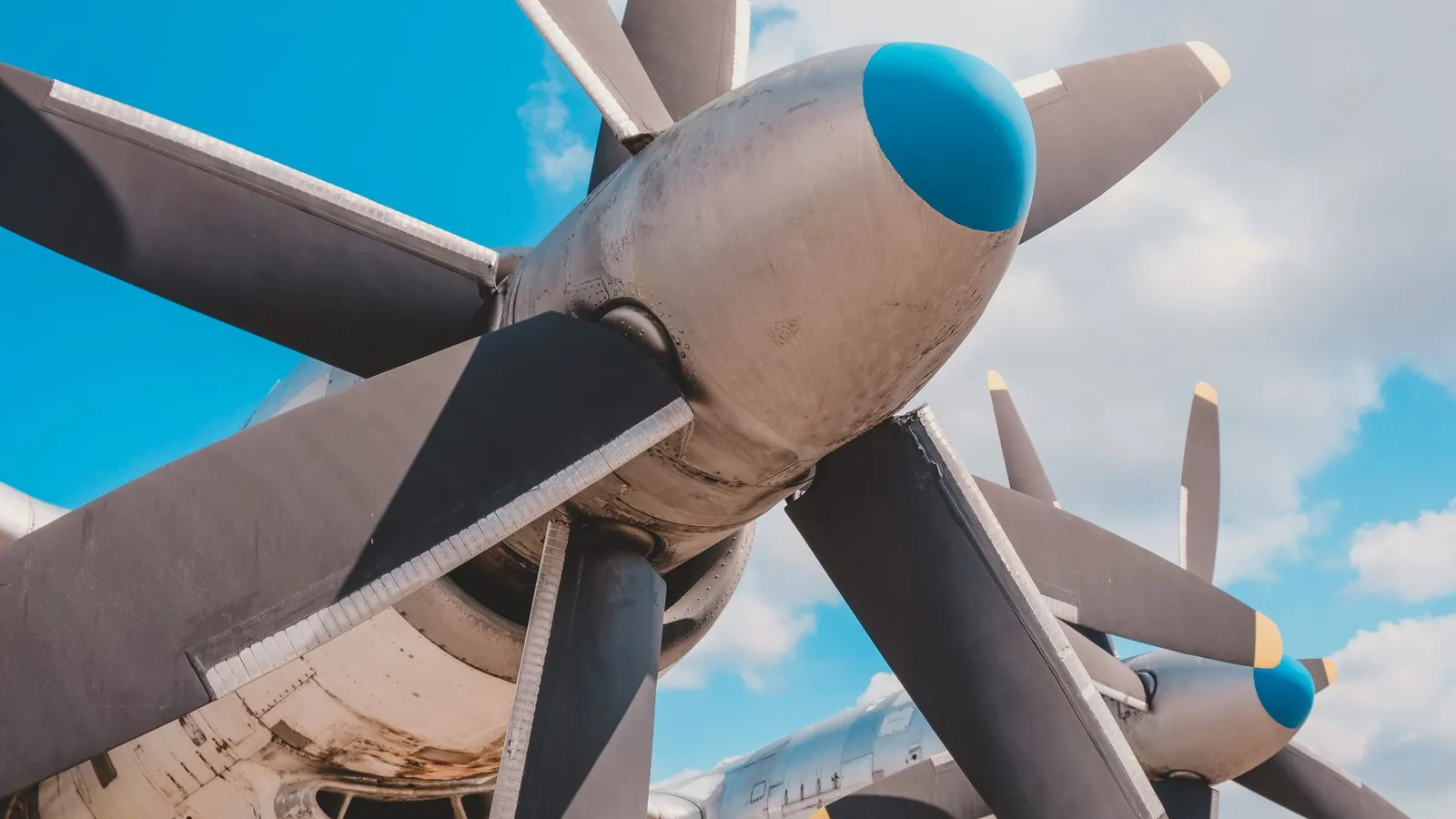 Hélices à pales profilées d'un avion à turbopropulseurs vues en contre-plongée
