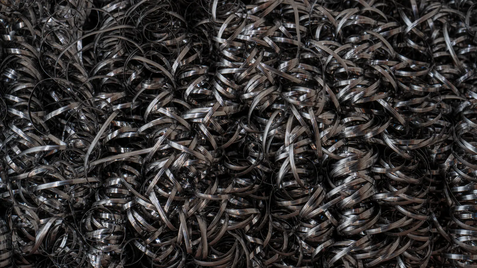 Amas serré de copeaux métalliques fins et frisés issus de l'usinage